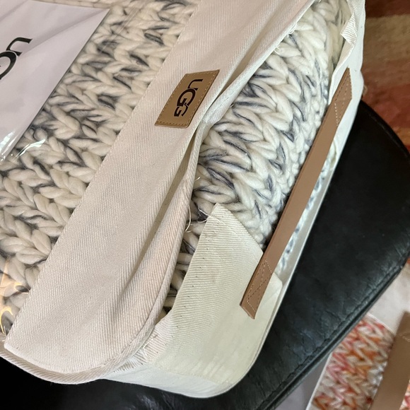 New! UGG ELOISE KNIT THROW 50 X 70 in DENIM color - Picture 7 of 7